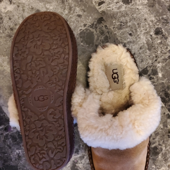 Boys ugg slippers - Picture 2 of 6